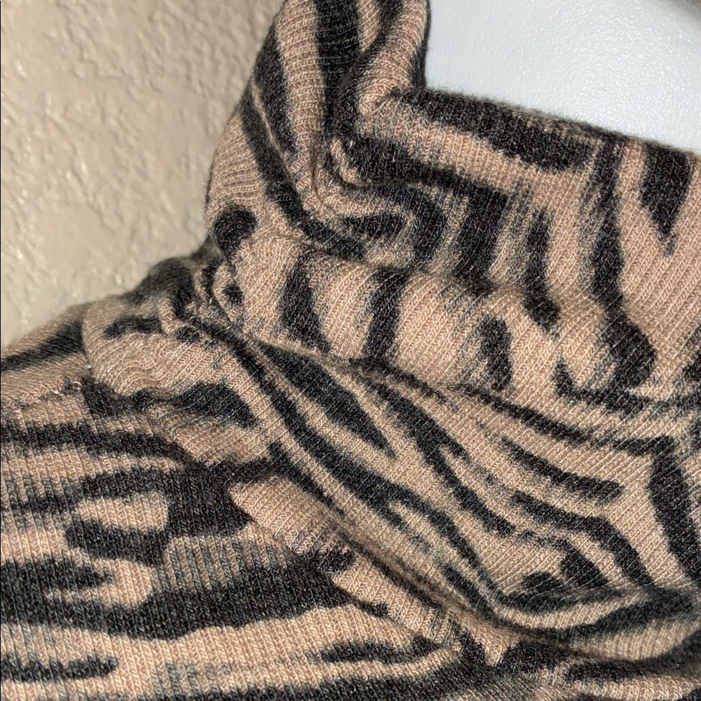 Jane and Delancy Turtleneck sweater, Women's M, Brown & Tan, zebra Print  EUC - Picture 6 of 16